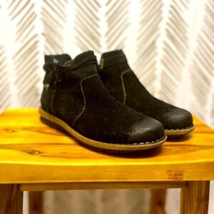 Børn Tarkiln black distressed boots. Women’s size 6.5. NWOT.